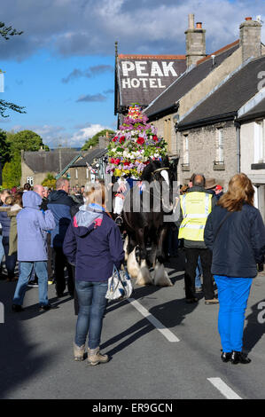 Castleton, Derbyshire, UK. 29. Mai 2015. Girlande-König und seine Gemahlin parade der hohen Gipfel Dorf Castleton auf Oak Apple Day. Bildnachweis: IFIMAGE/Alamy Live-Nachrichten Stockfoto