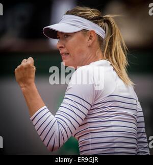 Paris, Frankreich. 29. Mai 2015. Maria Sharapova Russlands reagiert in der Frauen Singles 3. Vorrundenspiel gegen Samantha Stosur aus Australien beim 2015 French Open Tennisturnier in Paris, Frankreich am 29. Mai 2015. Maria Sharapova gewann 2: 0. Bildnachweis: Chen Xiaowei/Xinhua/Alamy Live-Nachrichten Stockfoto