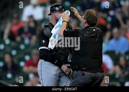 Houston, TX, USA. 29. Mai 2015. Chicago White Sox Catcher Tyler Blumen #21 wird vom Trainer behandelt, nach einer Verletzung an seiner Nase während der MLB Baseball-Spiel zwischen den Houston Astros und die Chicago White Sox von Minute Maid Park in Houston, Texas. (Erik Williams/CSM) Bildnachweis: Csm/Alamy Live-Nachrichten Stockfoto