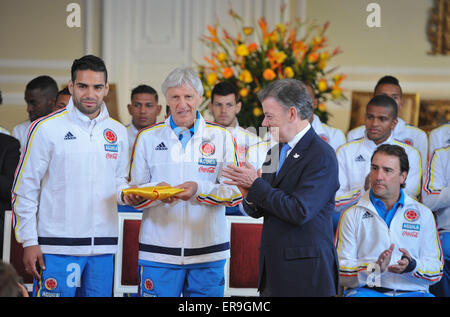 Bogota, Kolumbien. 29. Mai 2015. Bild zur Verfügung gestellt von Kolumbiens Präsidentschaft zeigt kolumbianische Präsident Juan Manuel Santos (2. R) liefern die nationalen kolumbianischen Flagge Kopf Trainer José Pekerman (2 L) und Spieler Radamel Falcao (1. L) der Kolumbiens Fußball-Nationalmannschaft, das an der Copa America Chile 2015 in Bogota, der Hauptstadt Kolumbiens, am 29. Mai 2015 teilnehmen wird. © Efrain Herrera/Colombia Präsidentschaft/Xinhua/Alamy Live-Nachrichten Stockfoto