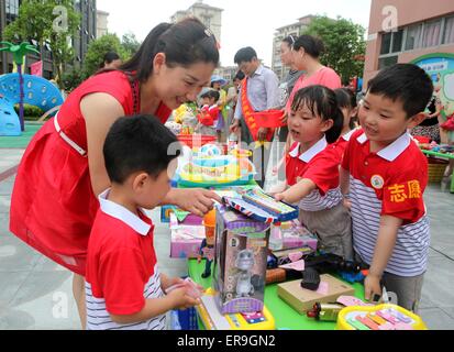 Fuzhou, China Provinz Jiangxi. 28. Mai 2015. Kinder und Eltern nehmen Sie Teil an einer Charity-Aktivität im Kindergarten der Dongxiang County, Osten Chinas Jiangxi Provinz, 28. Mai 2015. Den Internationalen Kindertag fallen am 1. Juni. © He Jianghua/Xinhua/Alamy Live-Nachrichten Stockfoto