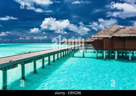 Overwater-Villen in der tropischen Lagune Insel durch Steg verbunden Stockfoto