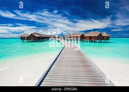 Overwater-Villen in der tropischen Lagune Insel durch Steg verbunden Stockfoto