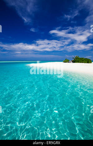 Der schönste Strand auf einer tropischen Insel mit einem Stein Stockfoto