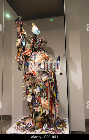 Statue of Liberty "Lady Liberty" Kunstwerk aus Erinnerungsstücke/Ehrungen zusammengestellt. National September 11 Memorial Museum, NY Stockfoto