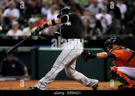 Houston, TX, USA. 29. Mai 2015. Chicago White Sox Fangfederblech Tyler Blumen #21 schwingt und trifft einen Fly Ball für eine während der MLB Baseball-Spiel zwischen den Houston Astros und die Chicago White Sox von Minute Maid Park in Houston, Texas. (Erik Williams/CSM) Bildnachweis: Csm/Alamy Live-Nachrichten Stockfoto