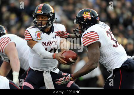 U.S. Navy Quarterback Keenan Reynolds einen Ball von Chris Swan während der 115h Army-Navy Fußballspiel im Stadion M & T 13. Dezember 2014 in Baltimore, Maryland übergibt. Marine schlagen Armee 17-10, erweitern ihre Siegesserie gegen Armee für das 13. Jahr in Folge. Stockfoto
