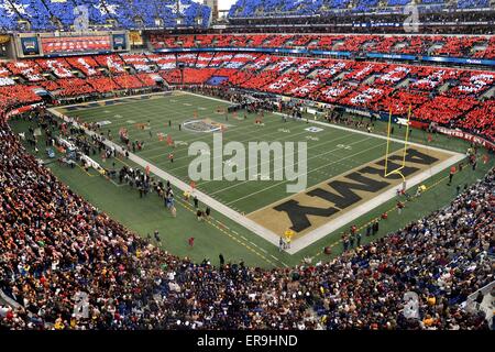 Zuschauer halten bunte Karten während der 115h Armee Vs Navy Fußballspiel im Stadion M & T 13. Dezember 2014 in Baltimore, Maryland. Marine schlagen Armee 17-10, erweitern ihre Siegesserie gegen Armee für das 13. Jahr in Folge. Stockfoto