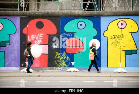 Zwei junge Berliner Einrichtung beleuchtete Ballons entlang der East Side Gallery anlässlich der 25. Jahrestag des Falls der Berliner Mauer 9. November 2014 in Berlin, Deutschland. Stockfoto