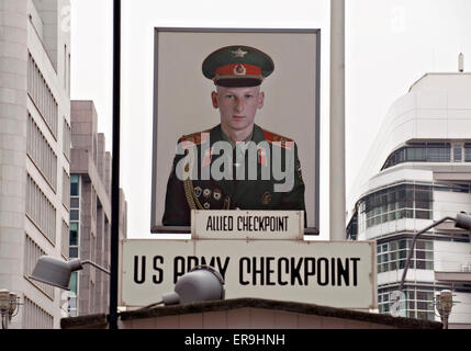 Künstler Frank Thiel Licht-Box von einem jungen sowjetischen Soldaten hängt über den ehemaligen Check Point Charlie anlässlich der 25. Jahrestag des Falls der Berliner Mauer 9. November 2014 in Berlin, Deutschland. Stockfoto