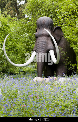 Mammut Dinosaurier-Statue, die zu Fuß in den Wäldern von England Stockfoto