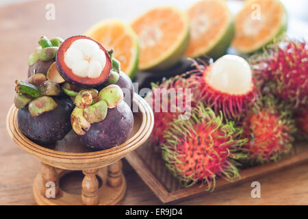 Thai tropischen Früchten auf Holztisch, Fotoarchiv Stockfoto