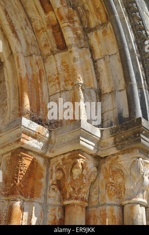 Spalte Detail auf eine mittelalterliche Kirchenportal in Loule, Portugal Stockfoto