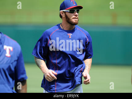 28. Mai 2015: Texas Rangers Links Feld Josh Hamilton #32 vor ein MLB-Spiel zwischen den Boston Red Sox und die Texas Rangers am Globe Life Park in Arlington, TX Boston besiegt Texas 5-1 Stockfoto