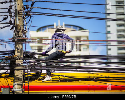 Bangkok, Bangkok, Thailand. 30. Mai 2015. Ein Arbeiter für eine lokale elektrische Dienstprogramm Saiten Stromleitungen entlang vorhandenen Stromleitungen entlang Ekkamai Soi 63 in Bangkok. Die meisten der in Bangkok verbrauchten Stroms wird generiert, in Laos und Myanmar. Im Jahr 2013 verbraucht der Bangkok Metropolitan Region rund 40 Prozent der Thailand Strom, obwohl die BMR nur 1,5 Prozent der Landesfläche und rund 22 Prozent der Bevölkerung ist. Bildnachweis: Jack Kurtz/ZUMA Draht/Alamy Live-Nachrichten Stockfoto