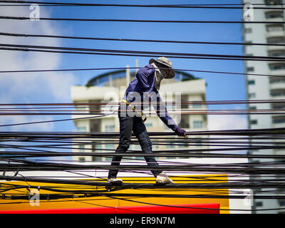 Bangkok, Bangkok, Thailand. 30. Mai 2015. Ein Arbeiter für eine lokale elektrische Dienstprogramm Saiten Stromleitungen entlang vorhandenen Stromleitungen entlang Ekkamai Soi 63 in Bangkok. Die meisten der in Bangkok verbrauchten Stroms wird generiert, in Laos und Myanmar. Im Jahr 2013 verbraucht der Bangkok Metropolitan Region rund 40 Prozent der Thailand Strom, obwohl die BMR nur 1,5 Prozent der Landesfläche und rund 22 Prozent der Bevölkerung ist. Bildnachweis: Jack Kurtz/ZUMA Draht/Alamy Live-Nachrichten Stockfoto