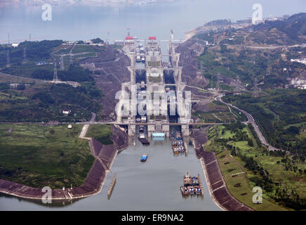 Yichang, China Hubei Provinz. 30. Mai 2015. Schiffe passieren die Navigation-Sperre von der drei-Schluchten in Yichang, Zentral-China Hubei Provinz, 30. Mai 2015. Die Fracht durch die Navigation Sperre der drei Schluchten hat 34,28 Millionen Tonnen von Januar bis April dieses Jahres 5,77 Prozent verglichen mit dem Vorjahr gekrönt. © Wang Jiaman/Xinhua/Alamy Live-Nachrichten Stockfoto