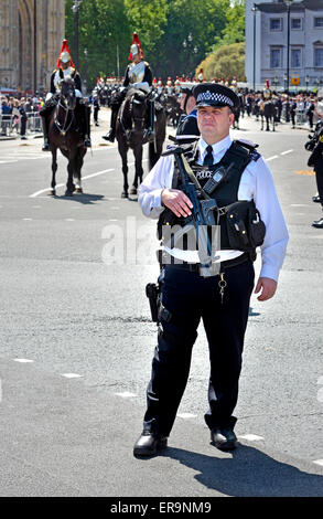 London, England, Vereinigtes Königreich. Bewaffnete Polizisten bei der Parlamentseröffnung, Westminster, 27. Mai 2015. Stockfoto