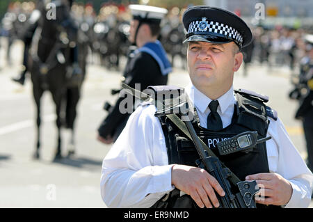 London, England, Vereinigtes Königreich. Bewaffnete Polizisten bei der Parlamentseröffnung, Westminster, 27. Mai 2015. Stockfoto