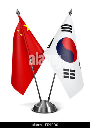 China und Südkorea - Miniatur-Flags, Isolated on White Background. Stockfoto