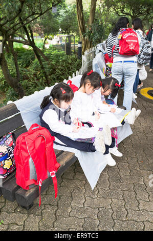 dh Hong Kong Park CENTRAL HONG KONG Chinesische Kinderkrippe Schule Ausflug Zeichnung china sitzen Unterricht im Freien Stockfoto