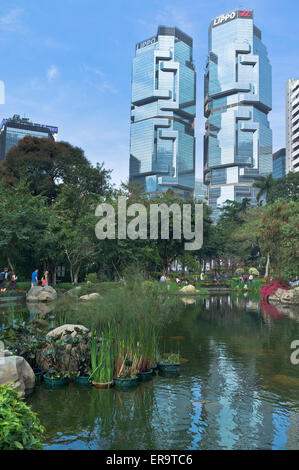 dh Hong Kong Park CENTRAL HONG KONG Fisch-Teich im Park Lippo Centre Gebäude Stockfoto