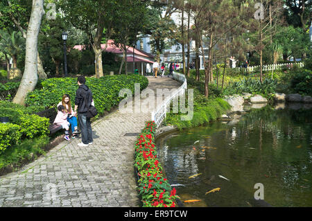 Dh Hong Kong Park CENTRAL HONG KONG Familie durch Fischteich in Hong Kong Park Parks im Freien Stadt garten Menschen Stockfoto