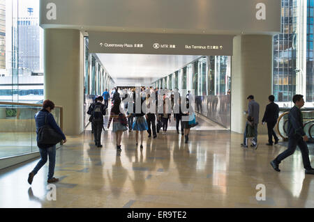 dh Queensway Admiralty CENTRAL HONG KONG Fußgänger Gehweg Bahnhofshalle Stockfoto