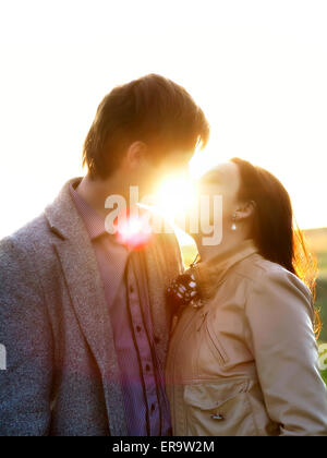 Frühling im freien Porträt von einem jungen Paar küssen Stockfoto