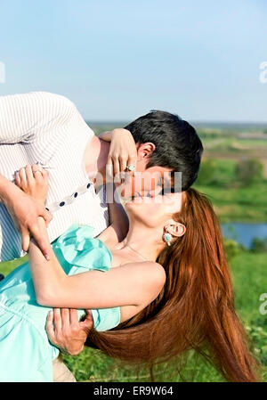 Sommer Outdoor-Portrait von einem jungen Paar küssen Stockfoto