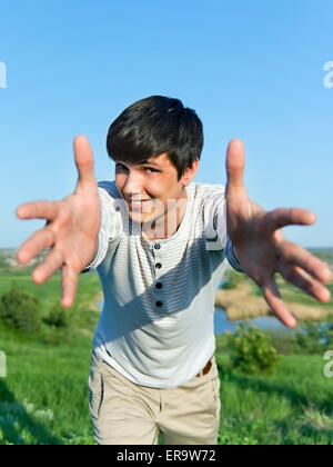 fröhlicher Mann mit ausgestreckten Armen im freien Stockfoto