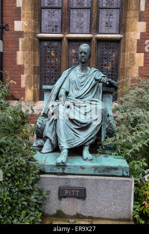Großbritannien, England, Cambridge.  Pembroke College.  Statue von William Pitt der jüngere. Stockfoto