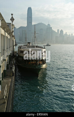 Dh Star Ferry Pier Victoria Harbour HONG KONG Passagierfähre Blick auf Mittel- und Höhepunkt Fähren Stockfoto