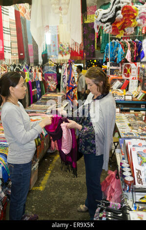 dh Ladies Market MONG KOK HONGKONG Frau Tourist und Stallinhaber Tauschhandel Waren Frauen handeln in Stockfoto