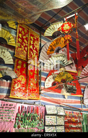 dh Damen zu vermarkten, MONG KOK Hongkong chinesische Souvenir Markt stand China Fans und Wandbehänge Stockfoto