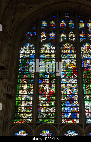 Großbritannien, England, Cambridge.  Kings College Chapel, Glasmalerei (unten links) zeigt Eve Tempted durch den Apfel. Stockfoto