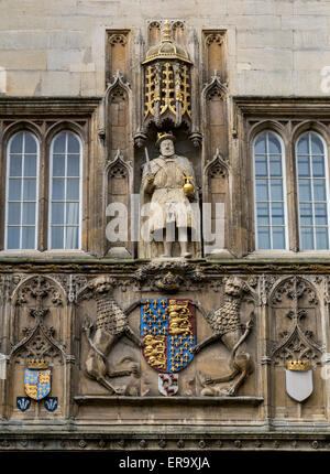 Großbritannien, England, Cambridge.  Statue von Henry VIII, Gründer des Trinity College, 1546.  Wappen von Edward III unterhalb der Statue. Stockfoto