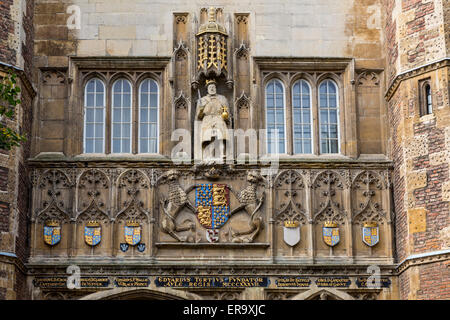 Großbritannien, England, Cambridge.  Statue von Henry VIII, Gründer des Trinity College, 1546. Stockfoto