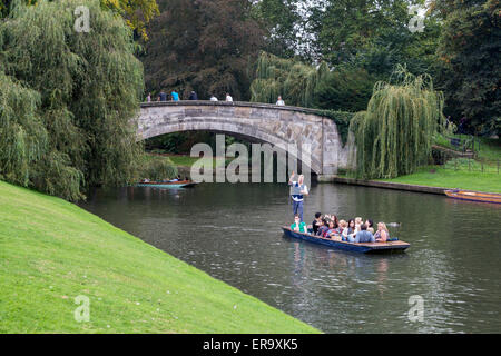 Großbritannien, England, Cambridge.  Bootfahren auf dem Fluss Cam von des Königs Brücke. Stockfoto