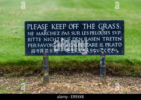 England, Cambridge.  Mehrsprachige Zeichen in Englisch, Französisch, Deutsch, Italienisch, Chinesisch und Japanisch: Bitte halten Sie aus dem Rasen. Stockfoto