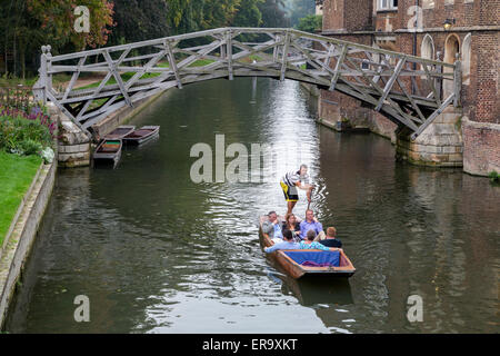 Großbritannien, England, Cambridge.  Bootfahren auf dem Fluss Cam durch mathematische Brücke, Queens College. Stockfoto