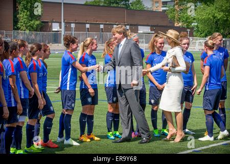 Toronto, Kanada. 29. Mai 2015. König Willem-Alexander und Maxima der Königin der Niederlande treffen die niederländische Frauen-Fußball-Nationalmannschaft im Stadion in Toronto, Kanada, 29. Mai 2015. Der König und die Königin der Niederlande bringen einen Staatsbesuch vom 27. bis 29. nach Kanada Mai. Foto: Patrick van Katwijk POINT DE VUE, - Nein-Draht-SERVICE-/ Dpa/Alamy Live News Stockfoto