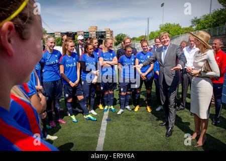 Toronto, Kanada. 29. Mai 2015. König Willem-Alexander und Maxima der Königin der Niederlande treffen die niederländische Frauen-Fußball-Nationalmannschaft im Stadion in Toronto, Kanada, 29. Mai 2015. Der König und die Königin der Niederlande bringen einen Staatsbesuch vom 27. bis 29. nach Kanada Mai. Foto: Patrick van Katwijk POINT DE VUE, - Nein-Draht-SERVICE-/ Dpa/Alamy Live News Stockfoto