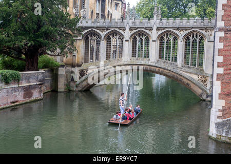 Großbritannien, England, Cambridge.  Fluss Cam und die Seufzerbrücke, St. Johns College. Stockfoto