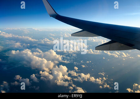 Flugzeug Flügel, Wolken und Meer, über die Tasmansee zwischen Australien und Neuseeland Stockfoto