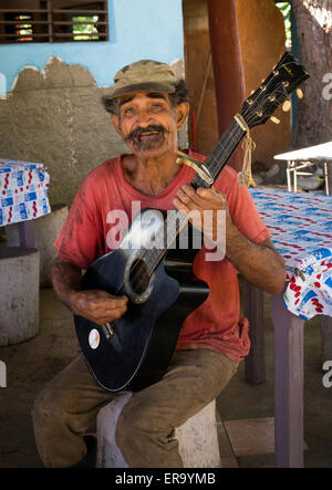 Porträt von älteren Mann mit Gitarre Gesang in Trinidad Kuba Stockfoto