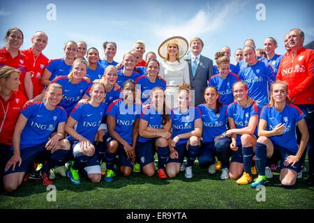 Toronto, Kanada. 29. Mai 2015. König Willem-Alexander und Maxima der Königin der Niederlande treffen die niederländische Frauen-Fußball-Nationalmannschaft im Stadion in Toronto, Kanada, 29. Mai 2015. Der König und die Königin der Niederlande bringen einen Staatsbesuch vom 27. bis 29. nach Kanada Mai. Foto: Patrick van Katwijk POINT DE VUE, - Nein-Draht-SERVICE-/ Dpa/Alamy Live News Stockfoto