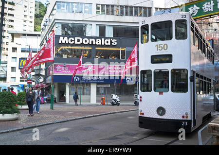 dh SHAU KEI WAN HONG KONG Shau Kei wan Straßenbahn Terminal und McDonalds chinesischen Flaggen Stockfoto