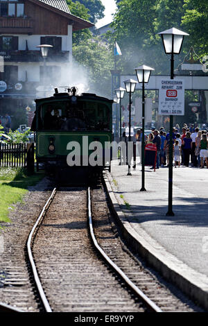 Chiemsee Bahn Lok Ankunft in Prien Stock Bahnsteig, Chiemsee, Chiemgau, Oberbayern, Deutschland, Europa. Stockfoto