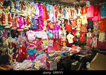 Dh Temple Street Yau MA Tei HONG KONG Straße Markt chinesische Seide Kleidung china Nacht tuch Abschaltdruck Stockfoto